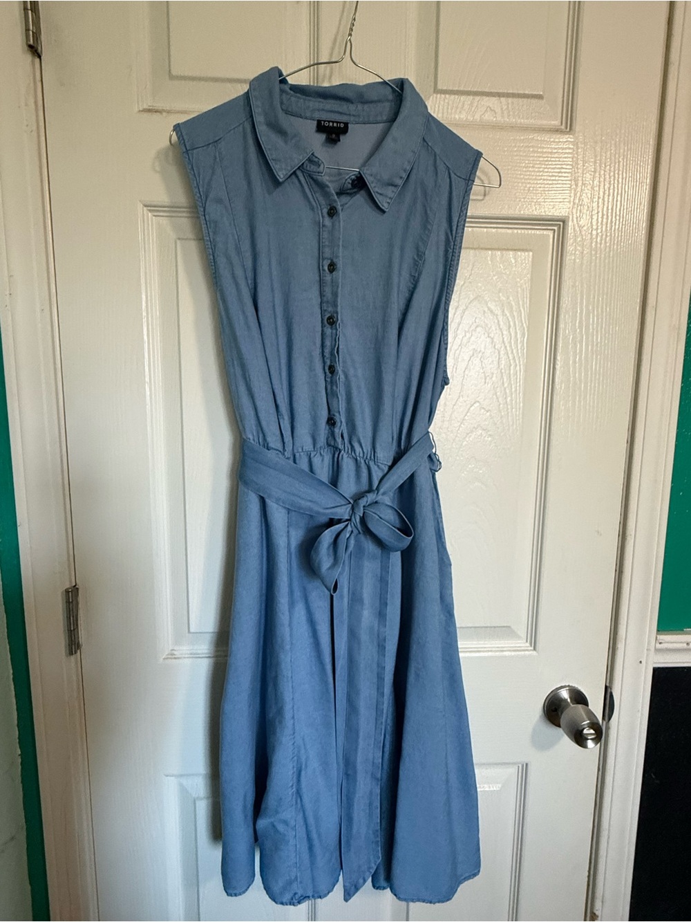 torrid Light Blue Sleeveless Chambray Tie-Waist Shirt Dress w/pockets!